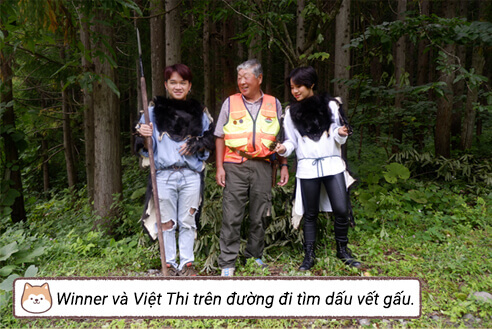 Winner và Việt Thi trên đường đi tìm dấu vết gấu.